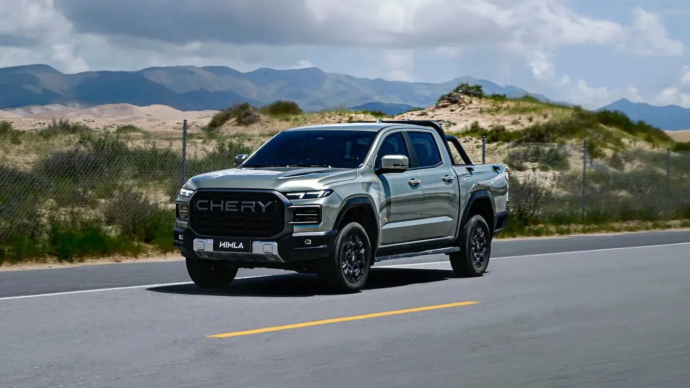 Chery HIMLA cargando fardos en el campo